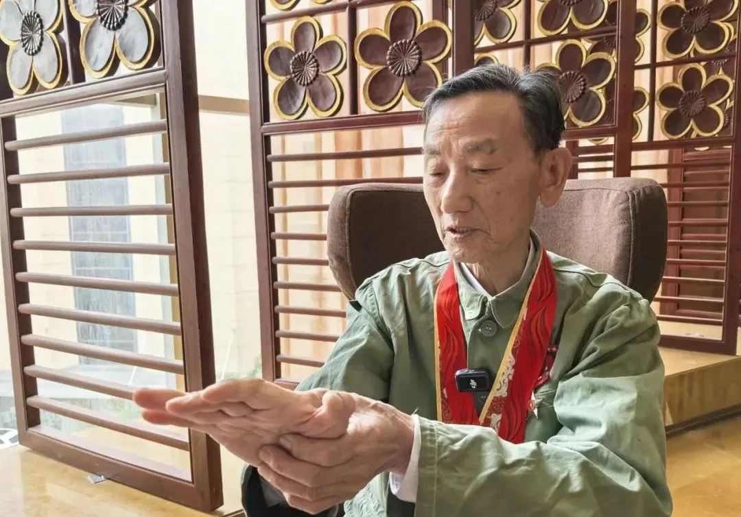 “老师傅，您把项链摘了做CT……”他的回答让人泪目