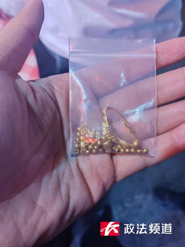 在长沙街头捡到20多克黄金,她赶紧掏出手机…… 在长沙街头捡到20多克黄金,她赶紧掏出手机……