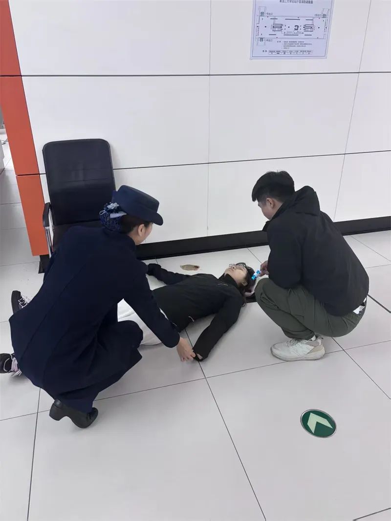 女子低血糖晕倒,哈尔滨地铁工作人员第一时间救助…… 女子低血糖晕倒,哈尔滨地铁工作人员第一时间救助……