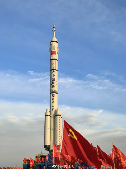 神舟二十号船箭组合体转运至发射区 神舟二十号船箭组合体转运至发射区