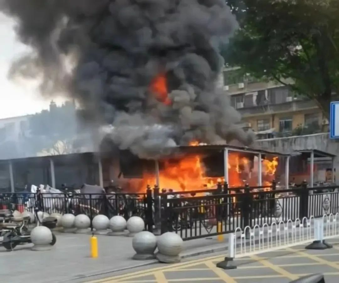 “火烧连营”！90余辆车瞬间烧成“骨架”！