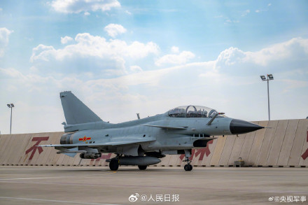 战机霞光同框上演硬核浪漫 战机霞光同框上演硬核浪漫