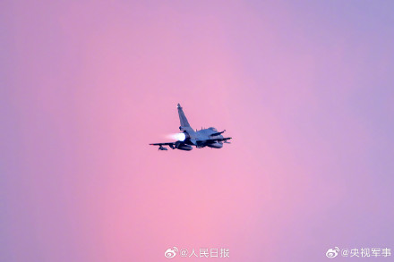 战机霞光同框上演硬核浪漫 战机霞光同框上演硬核浪漫