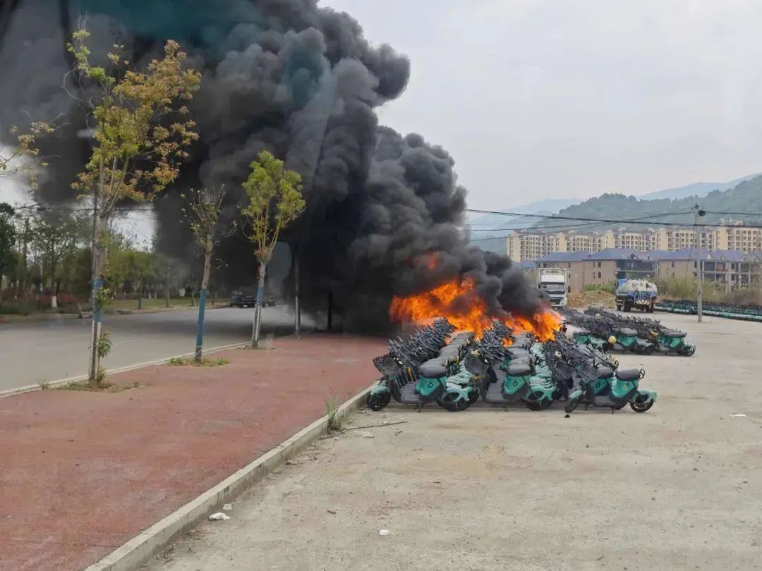 “火烧连营”！90余辆车瞬间烧成“骨架”！