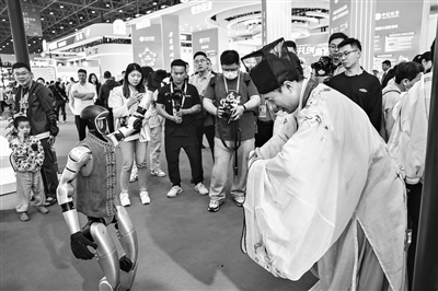 以全面“投资于人”形成消费拉动增长新局面