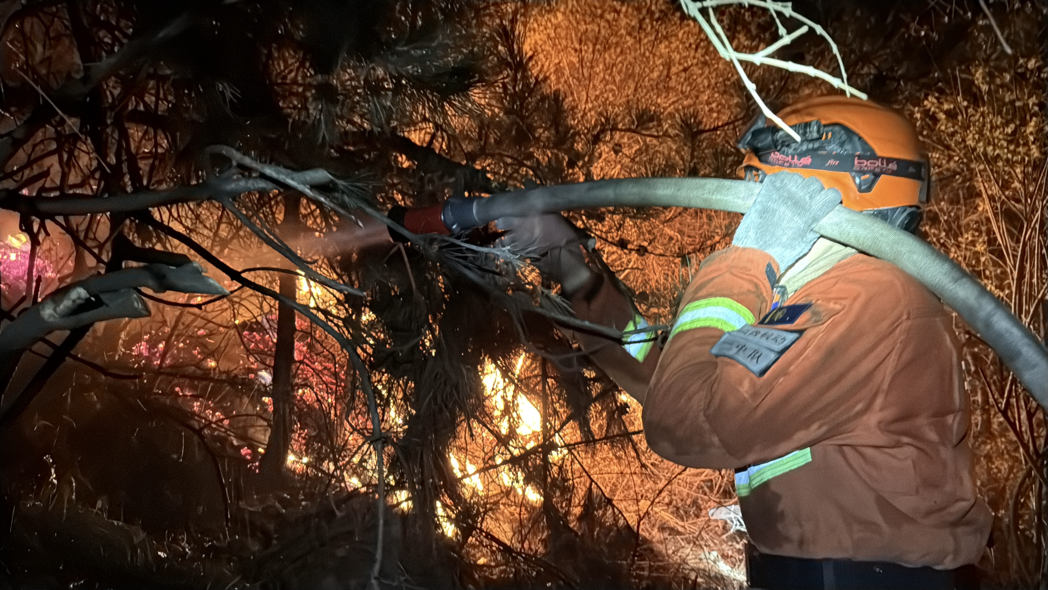 山西壶关森林火灾现场：消防员扑救遇风向突变 紧急避险