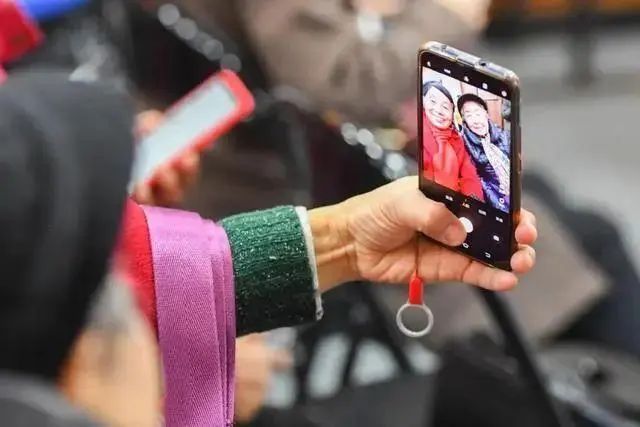 73岁老伯打赏女主播花光退休金，网友：求父母“青少年模式”