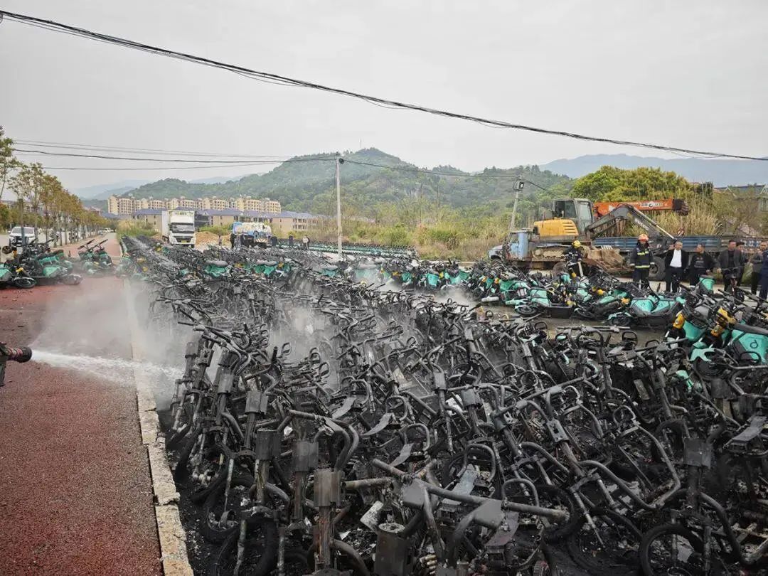 “火烧连营”！90余辆车瞬间烧成“骨架”！