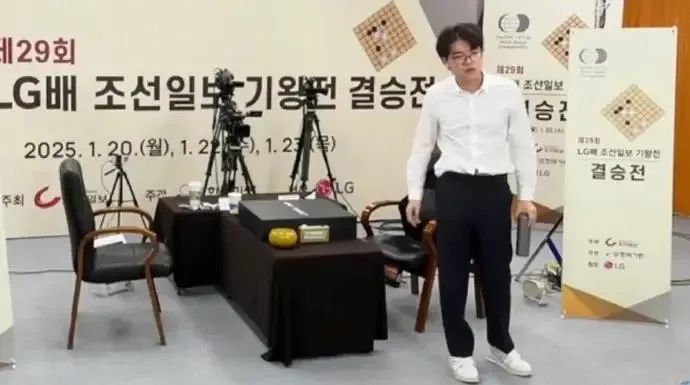 柯洁直播中回应:现在下棋不快乐,先歇一歇,曾自封“世界围棋九冠王” 柯洁直播中回应:现在下棋不快乐,先歇一歇,曾自封“世界围棋九冠王”