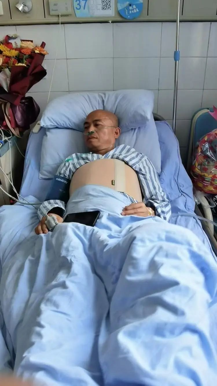 7根肋骨骨折 60岁的熊冰跳下近30米高桥救起落水女孩