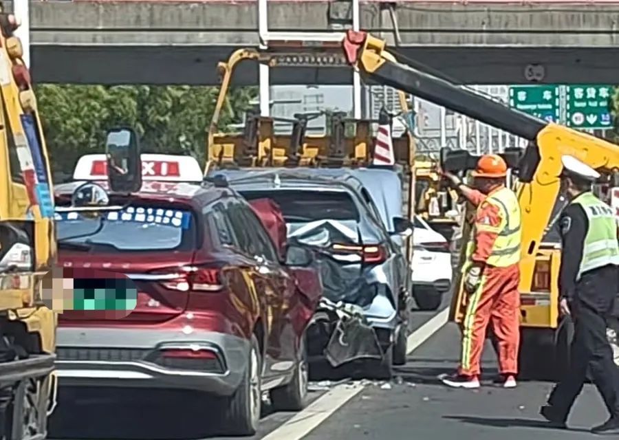 事发上海高速！三车追尾，两名乘客受伤送医