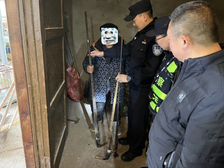 抓小偷查出枪？遂宁何大爷这一下整得够呛！