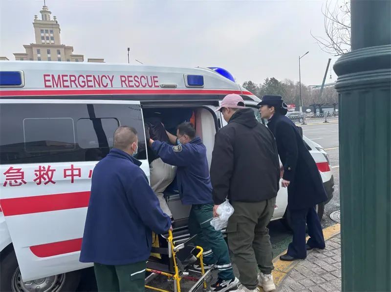 女子低血糖晕倒,哈尔滨地铁工作人员第一时间救助…… 女子低血糖晕倒,哈尔滨地铁工作人员第一时间救助……