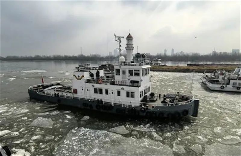 40余艘船舶甩冰脱困!哈尔滨船舶卧泊基地完成破冰作业 40余艘船舶甩冰脱困!哈尔滨船舶卧泊基地完成破冰作业
