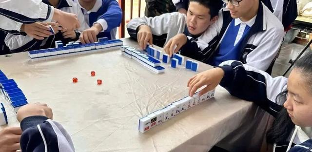 什么？初中生在校天天“打麻将”？！校长：我让打的！