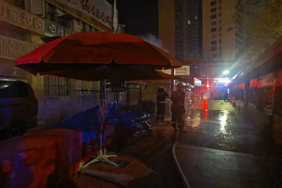 玩到凌晨两点多，男子怒烧夜市摊只为泄火？刑拘！