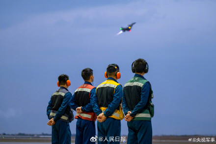 战机霞光同框上演硬核浪漫 战机霞光同框上演硬核浪漫