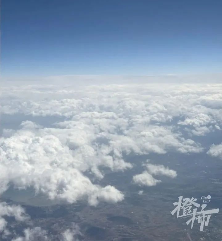 “如果有人投诉，我给你写好评……”航班上姑娘写下一句话安慰空姐，网友说看哭了