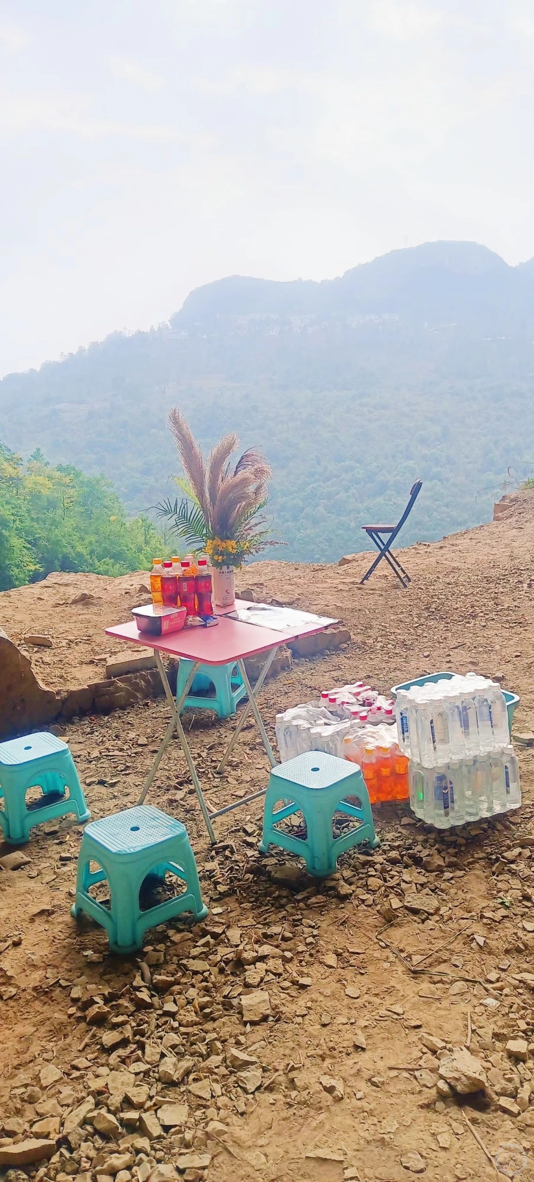 贵州网红打卡点哈冲洞附近垃圾遍地，还有人留照片二维码？照片主人：我更气愤