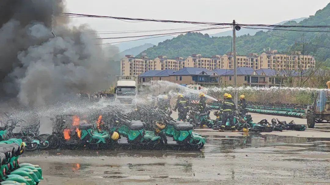 “火烧连营”！90余辆车瞬间烧成“骨架”！