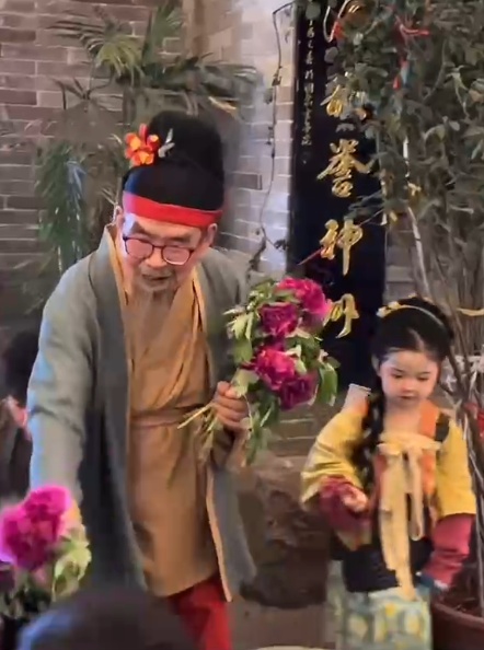 4岁半“社牛”萌娃街头免费送花，希望给外地游客一些小惊喜，网友：看得心动想去洛阳