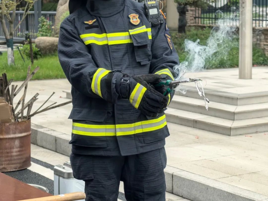 10多秒飙到400℃!不少青岛人习惯随身携带,赶紧自查→ 10多秒飙到400℃!不少青岛人习惯随身携带,赶紧自查→