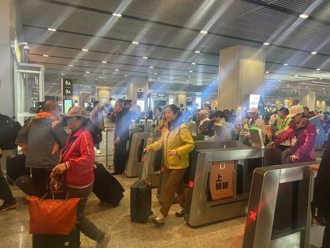 年轻人都狠狠心动了！这趟银发康养专列奔赴“诗与远方”