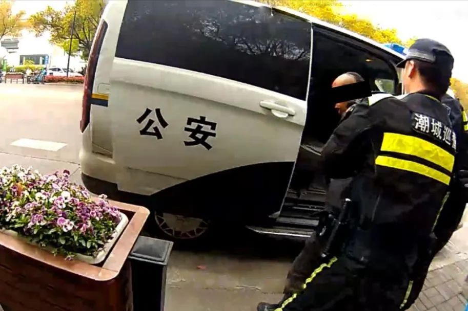 醉汉爬上车顶“耍酒疯”，警方：行拘！