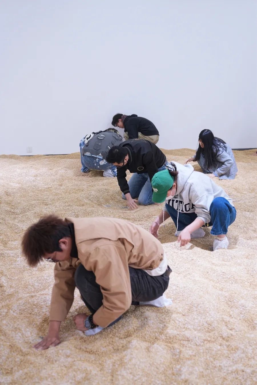 上海艺术家惹争议！被质疑浪费粮食？本人发声！有人真捡到黄金了