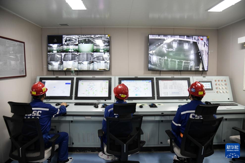 新华全媒+丨全球首艘15万吨级智慧渔业大型养殖工船交付 新华全媒+丨全球首艘15万吨级智慧渔业大型养殖工船交付