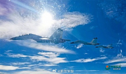 战鹰砺翅啸海天！海军航空大学某团开展飞行训练