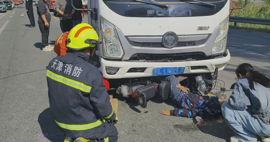 一个转弯，致66岁女子被卷车底？