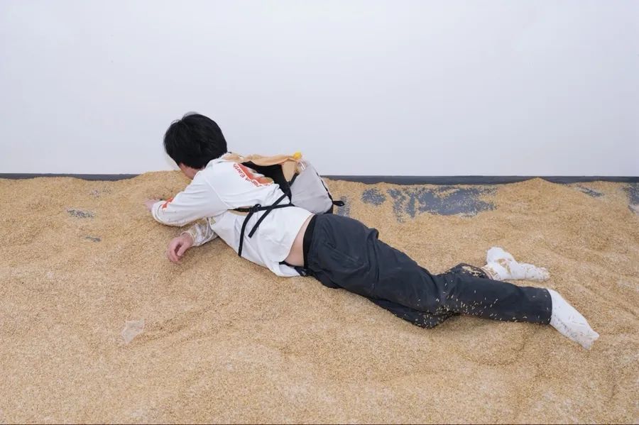 上海艺术家惹争议！被质疑浪费粮食？本人发声！有人真捡到黄金了