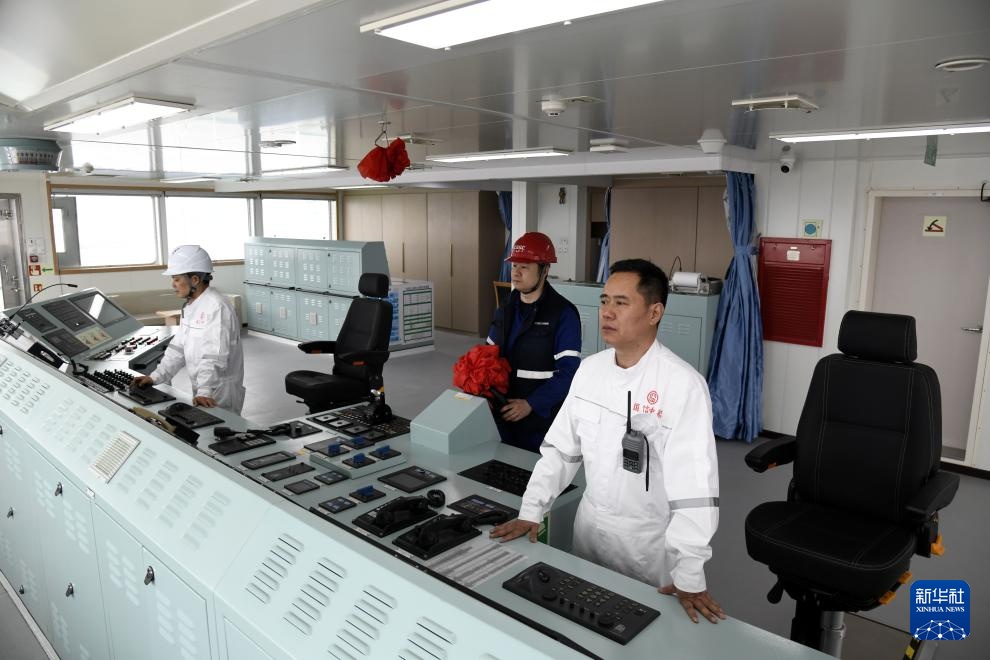 新华全媒+丨全球首艘15万吨级智慧渔业大型养殖工船交付 新华全媒+丨全球首艘15万吨级智慧渔业大型养殖工船交付