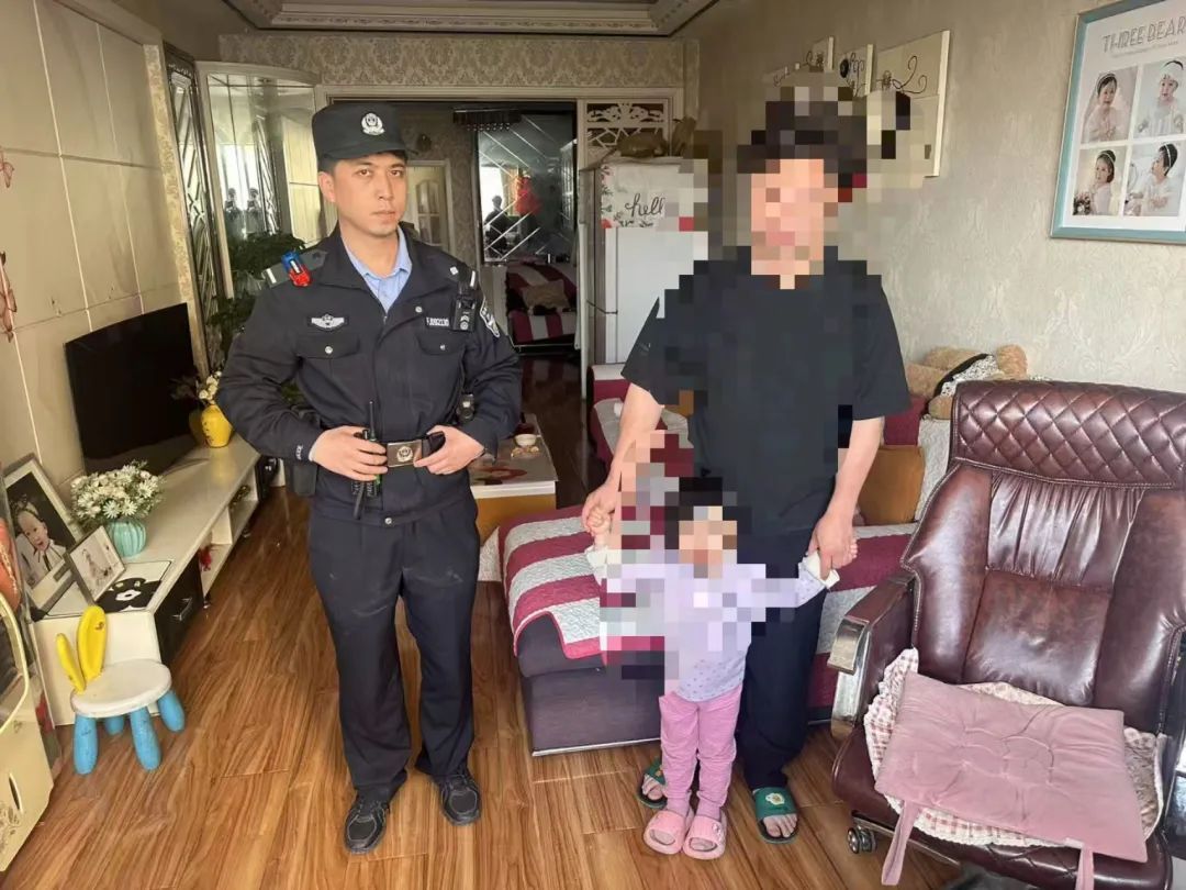 萌娃街头走失 民警助其回家 萌娃街头走失 民警助其回家