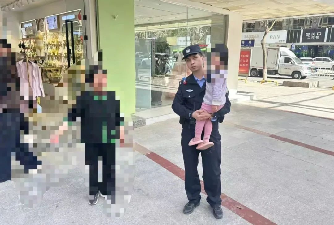 萌娃街头走失 民警助其回家 萌娃街头走失 民警助其回家