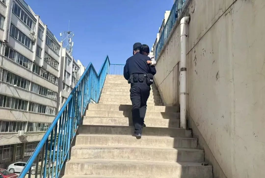 萌娃街头走失 民警助其回家 萌娃街头走失 民警助其回家