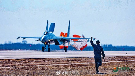 战鹰砺翅啸海天！海军航空大学某团开展飞行训练