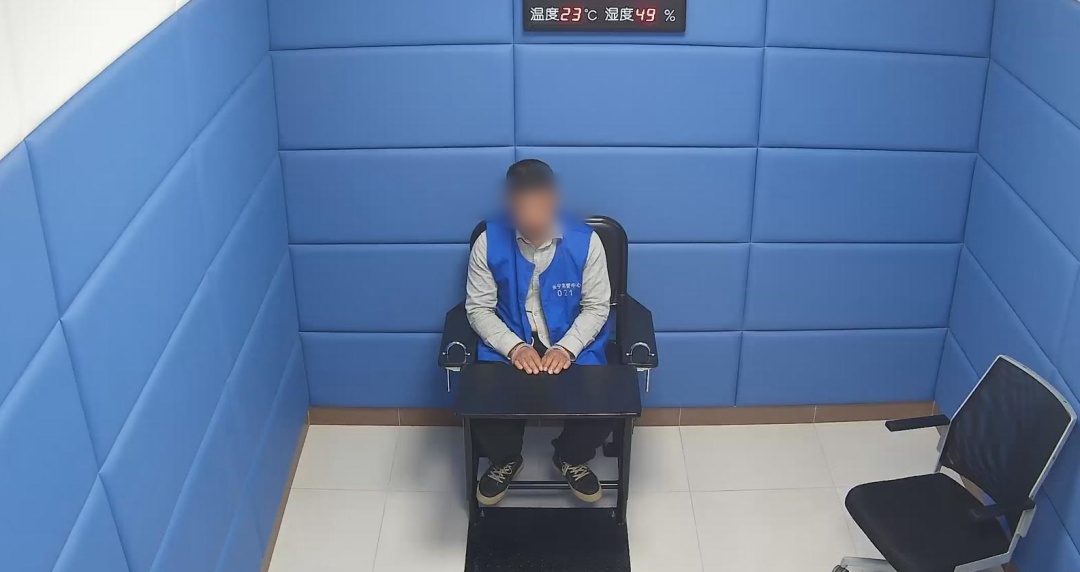 知道戴手铐“不好看”,为什么还要干这事…… 知道戴手铐“不好看”,为什么还要干这事……