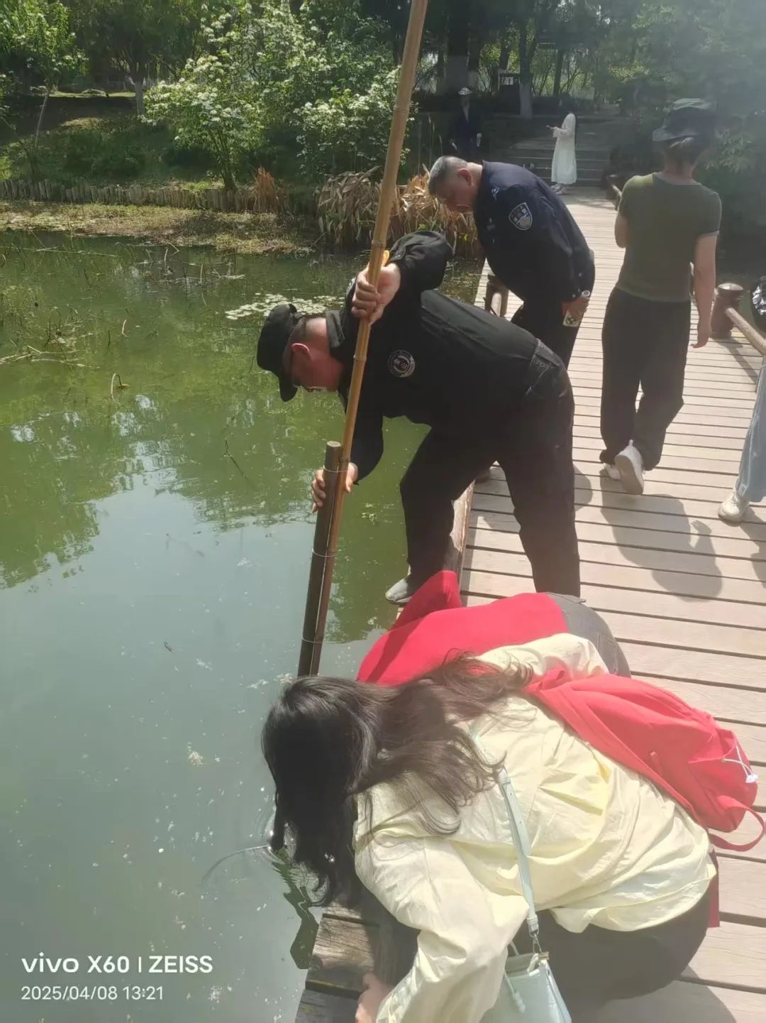 事发镇江一5A级景区 他跳入2米深的水中…… 事发镇江一5A级景区 他跳入2米深的水中……