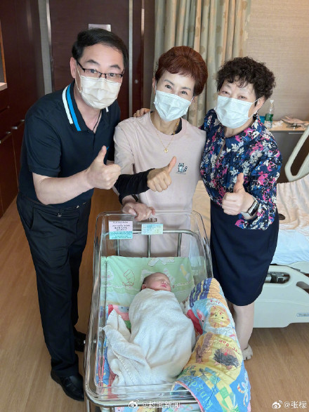 张檬晒照官宣生子 张檬晒照官宣生子