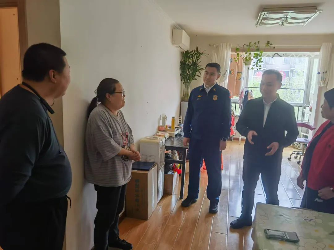 着火了！北京仨市民上演教科书式灭火！