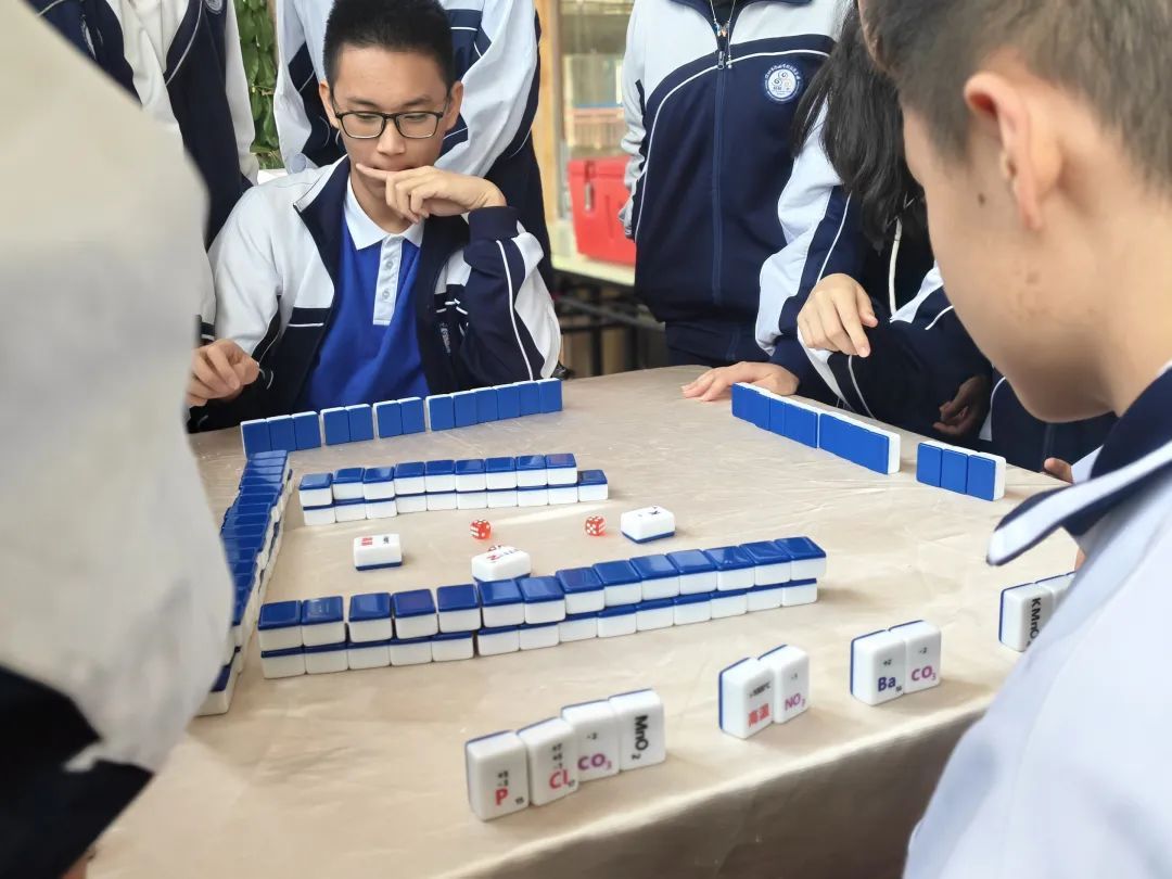 广东一学校初中生天天上课“打麻将”?校长:我安排的 广东一学校初中生天天上课“打麻将”?校长:我安排的