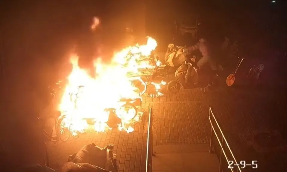 着火了！北京仨市民上演教科书式灭火！