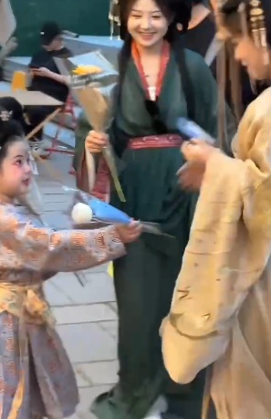 4岁半“社牛”萌娃街头免费送花，希望给外地游客一些小惊喜，网友：看得心动想去洛阳