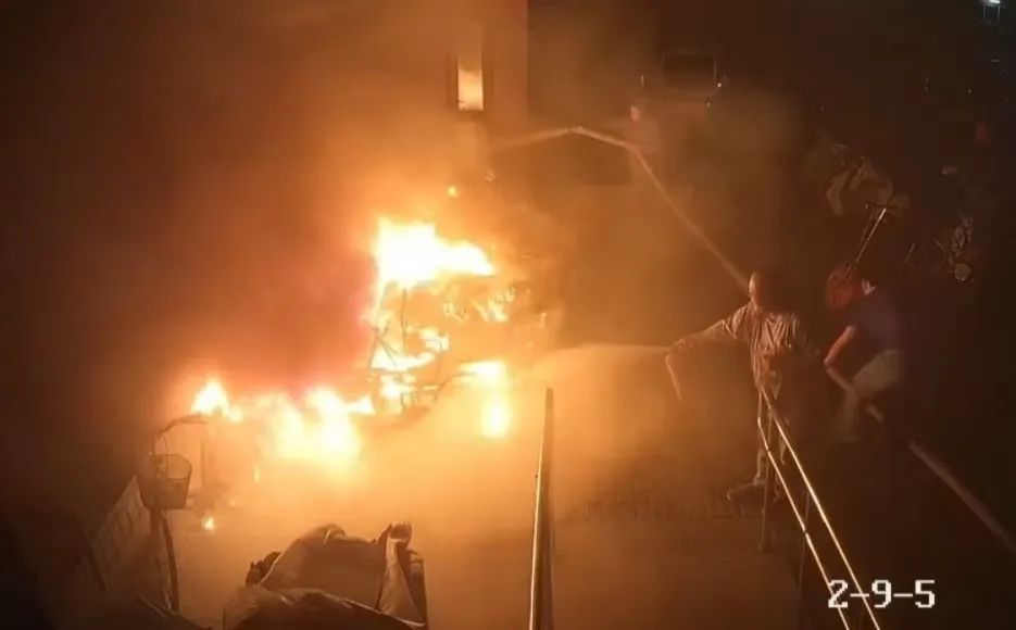 着火了！北京仨市民上演教科书式灭火！