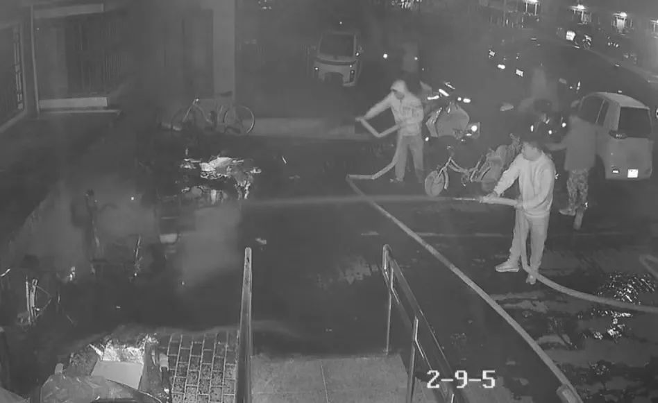 着火了！北京仨市民上演教科书式灭火！