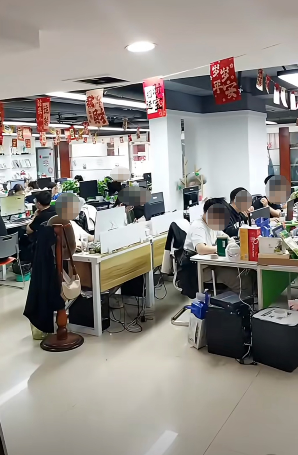 直播员工上班？职场不是“楚门的世界”