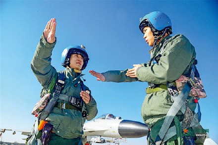 战鹰砺翅啸海天！海军航空大学某团开展飞行训练