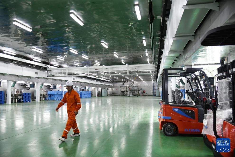 新华全媒+丨全球首艘15万吨级智慧渔业大型养殖工船交付 新华全媒+丨全球首艘15万吨级智慧渔业大型养殖工船交付